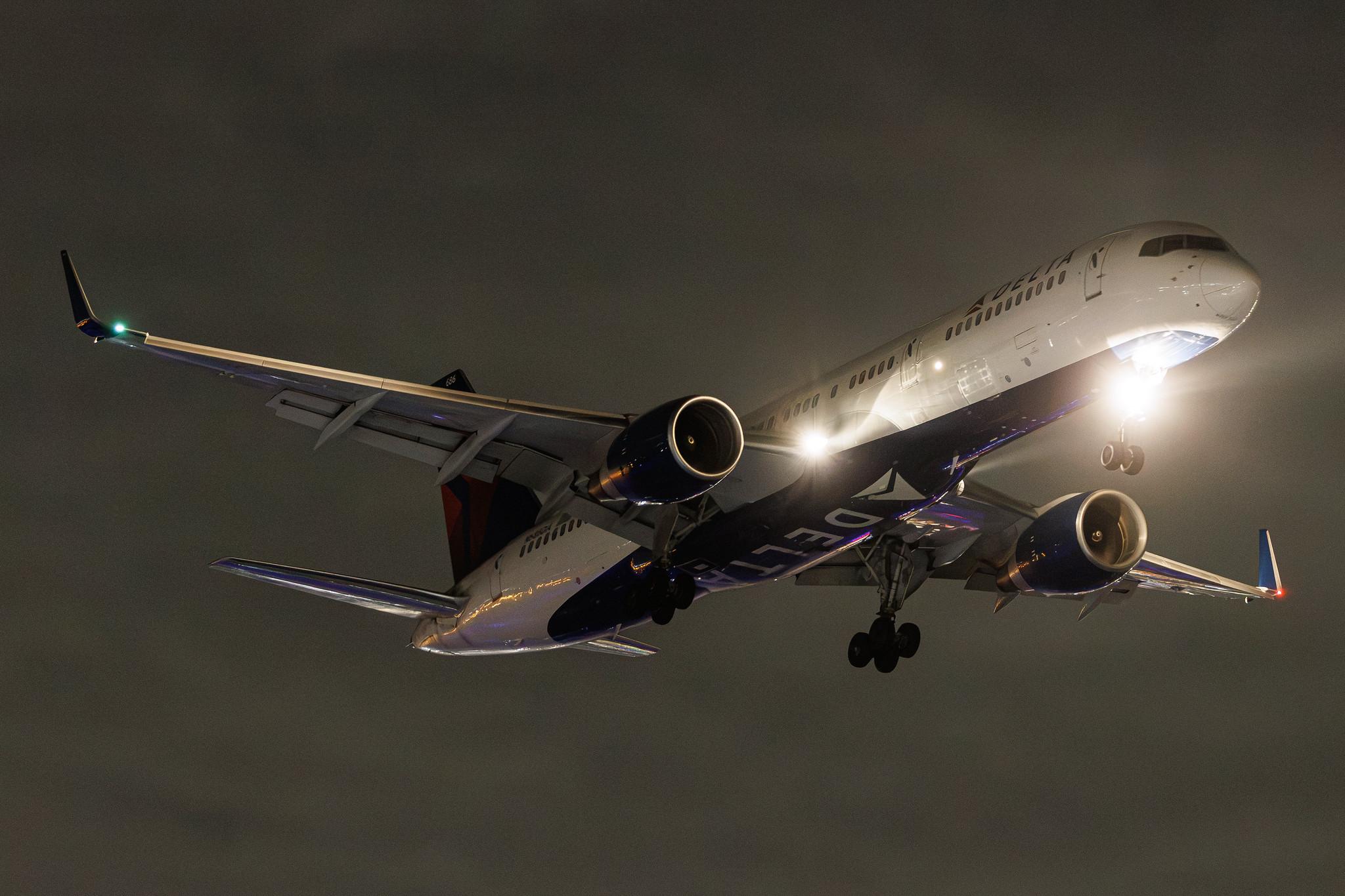 Los Angeles International Airport: Delta Air Lines (DL / DAL) | Boeing 757-232 B752 | N686DA | MSN 27589