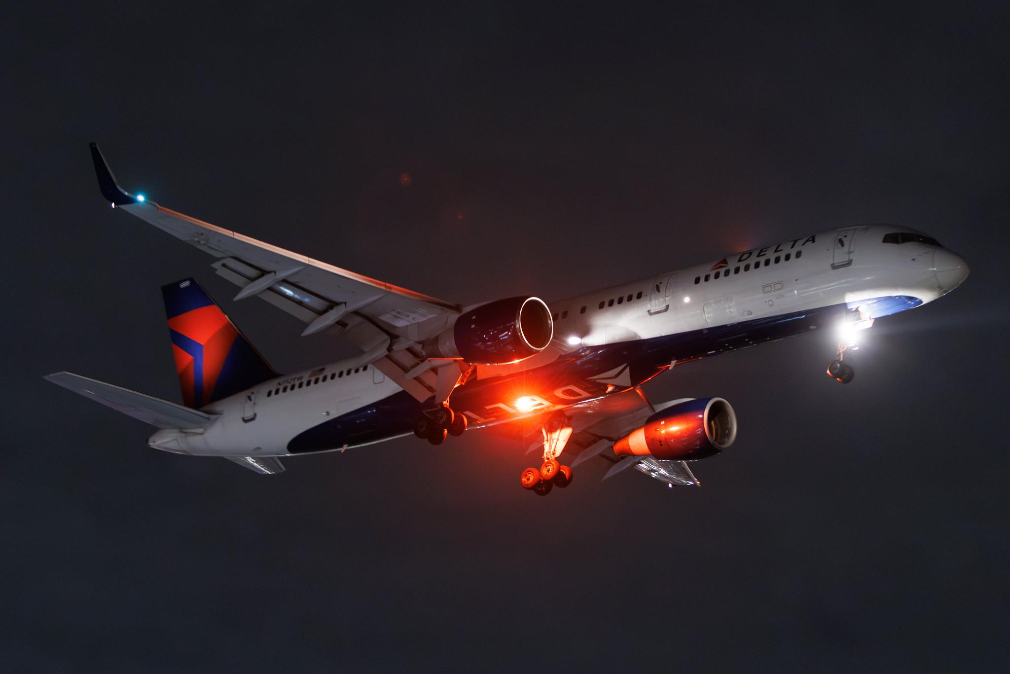 Los Angeles International Airport: Delta Air Lines (DL / DAL) | Boeing 757-2Q8 B752 | N712TW | MSN 27624
