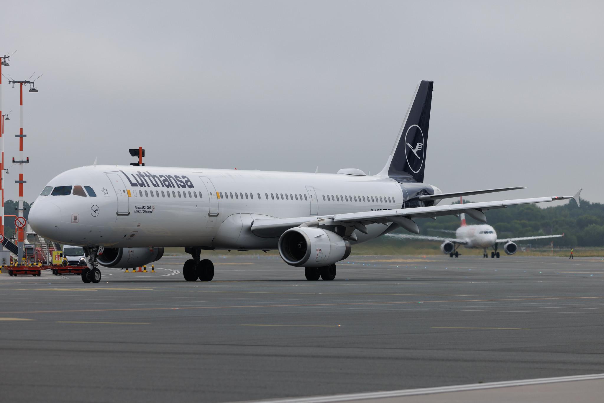 Hamburg Airport: Lufthansa (LH / DLH) | Airbus A321-231 A321 | D-AIST | MSN 4005