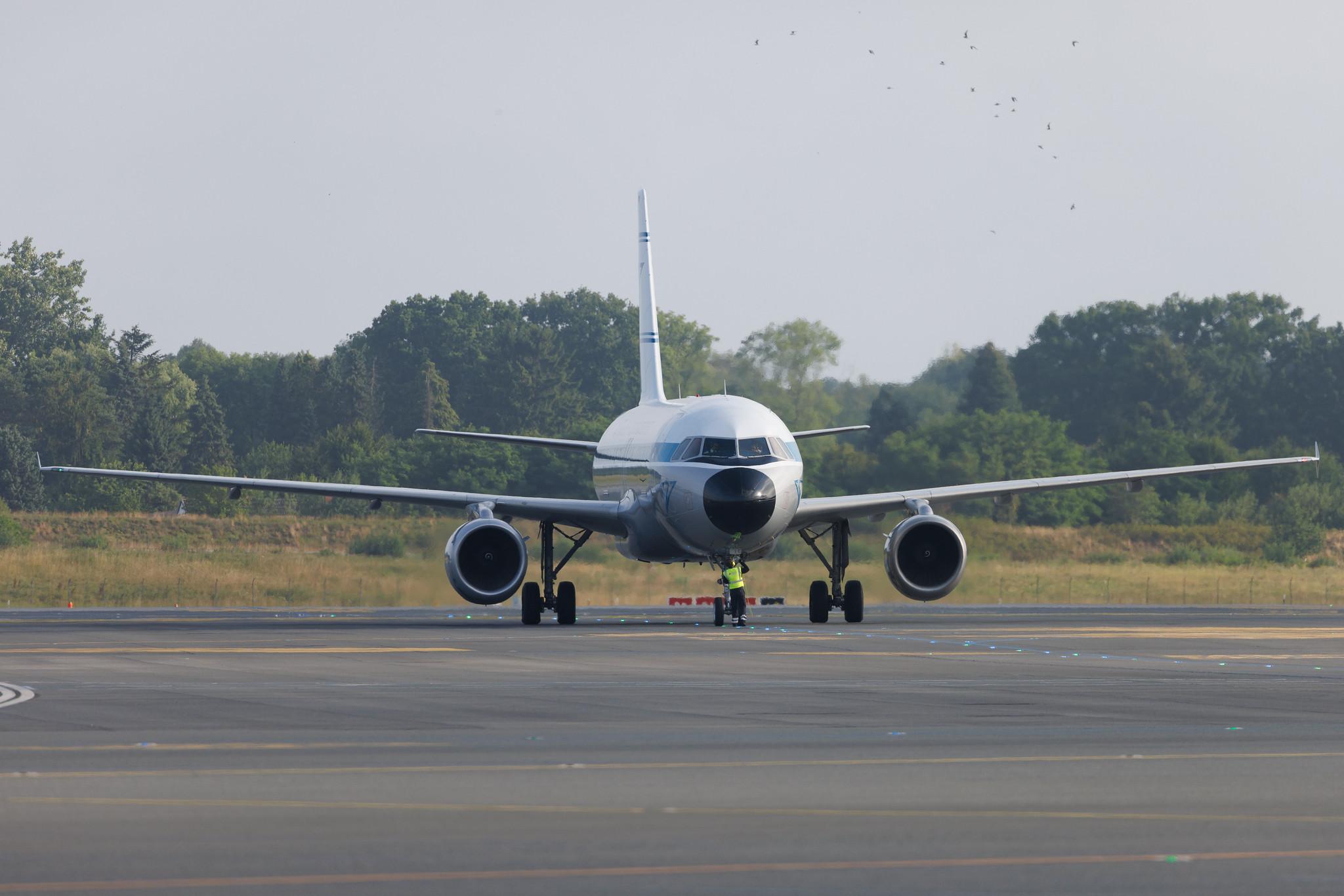 Hamburg Airport: Condor (DE / CFG) | Livery: Retro Livery | Airbus A320-212 A320 | D-AICH | MSN 0971